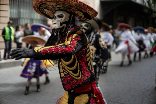 メキシコシティでのスペイン死者の日のパレード。