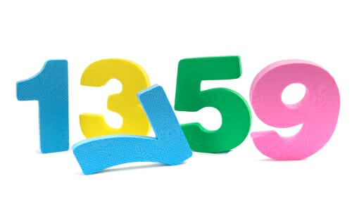 白い背景にカラフルな木製の数字のセット。