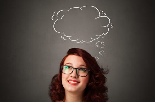 眼鏡をかけ、頭の上に吹き出しを浮かべた若い女性。