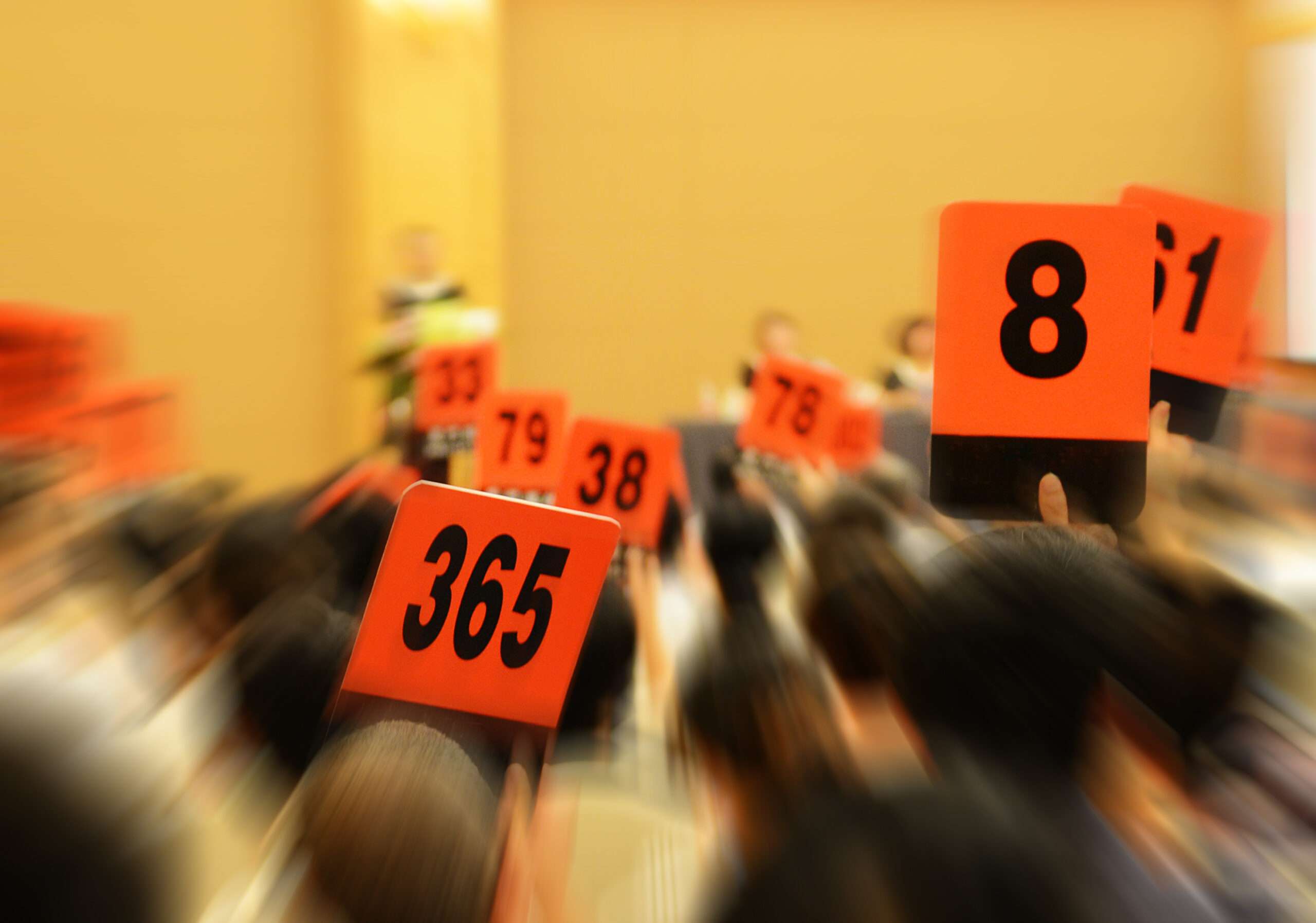 数字が書かれた看板を持った人々のグループ。 (記号、数字)