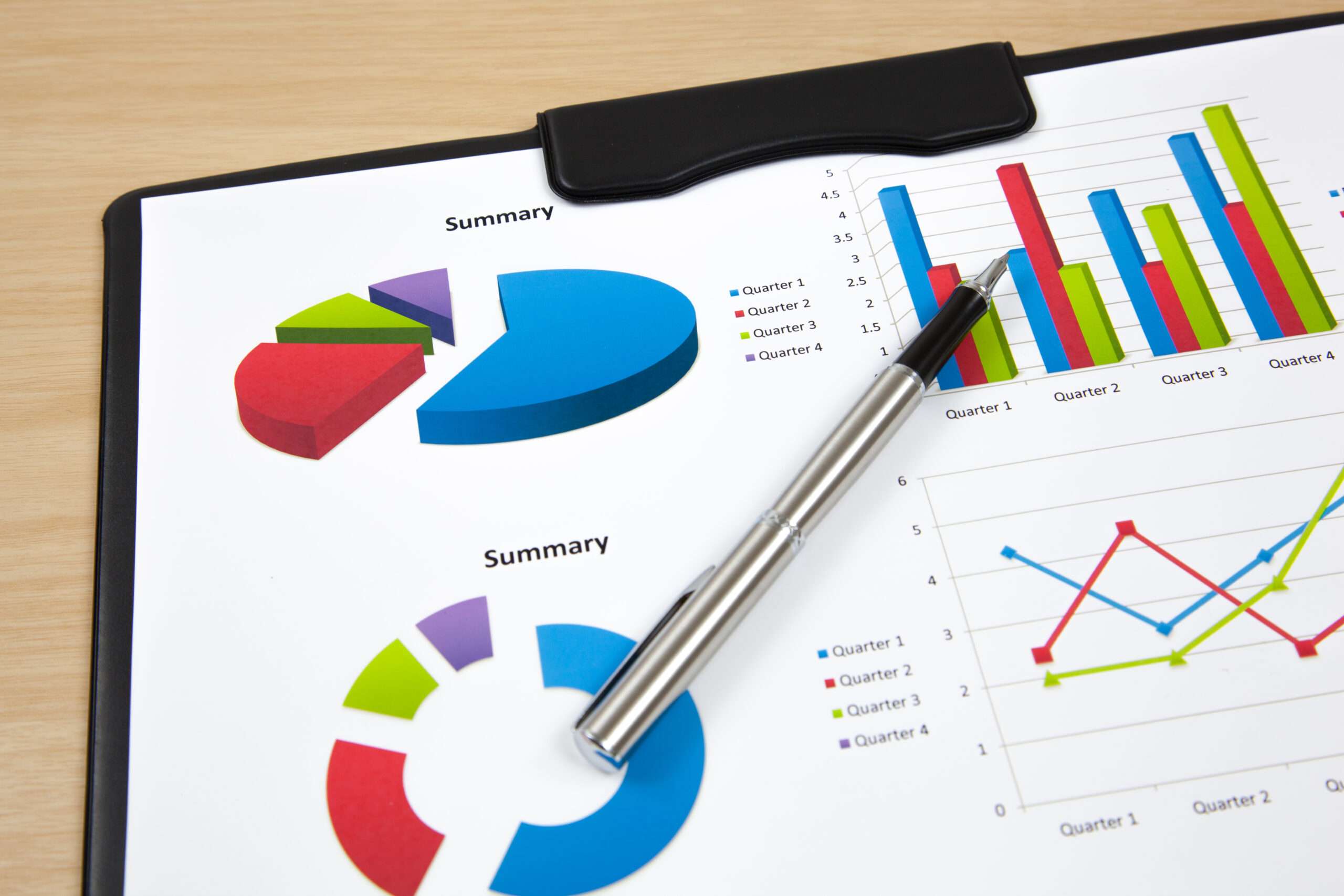 スペイン語でグラフを読むことができるグラフとペンを備えたクリップボード。