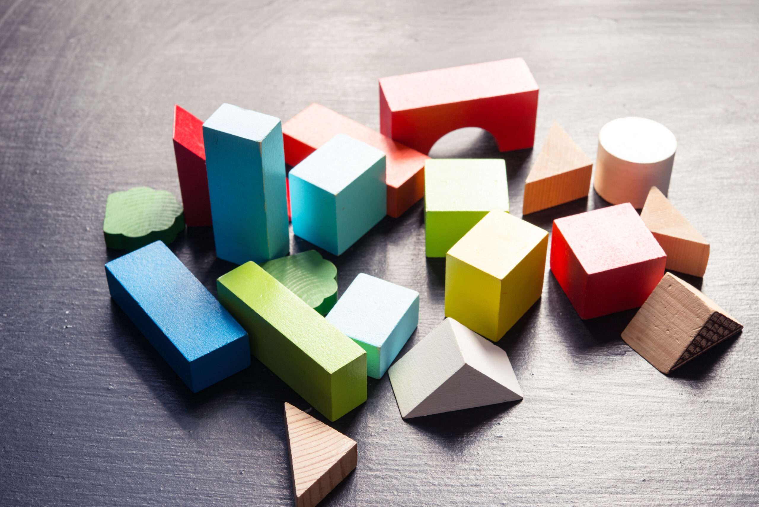 スペイン語の形の表現をマスターするためのテーブル上のカラフルな木のブロックのグループ。