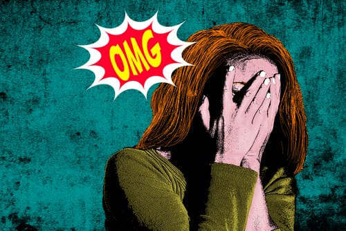 ショックで顔を両手で覆い、「OMG」と叫ぶ女性。