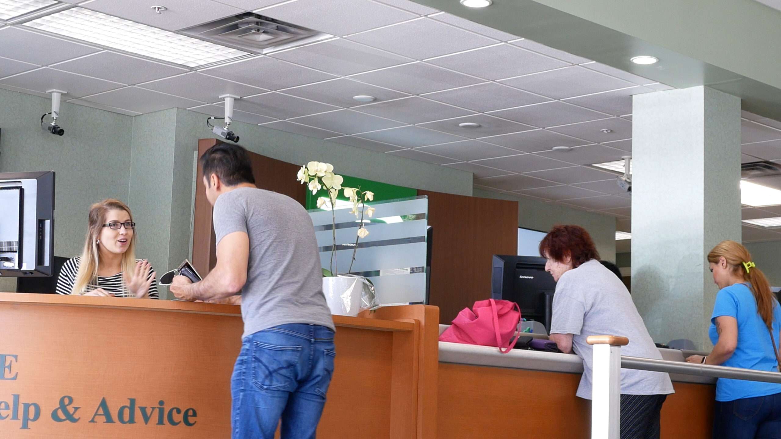 スペインの医療センターのフロントデスクにいる人々のグループ。