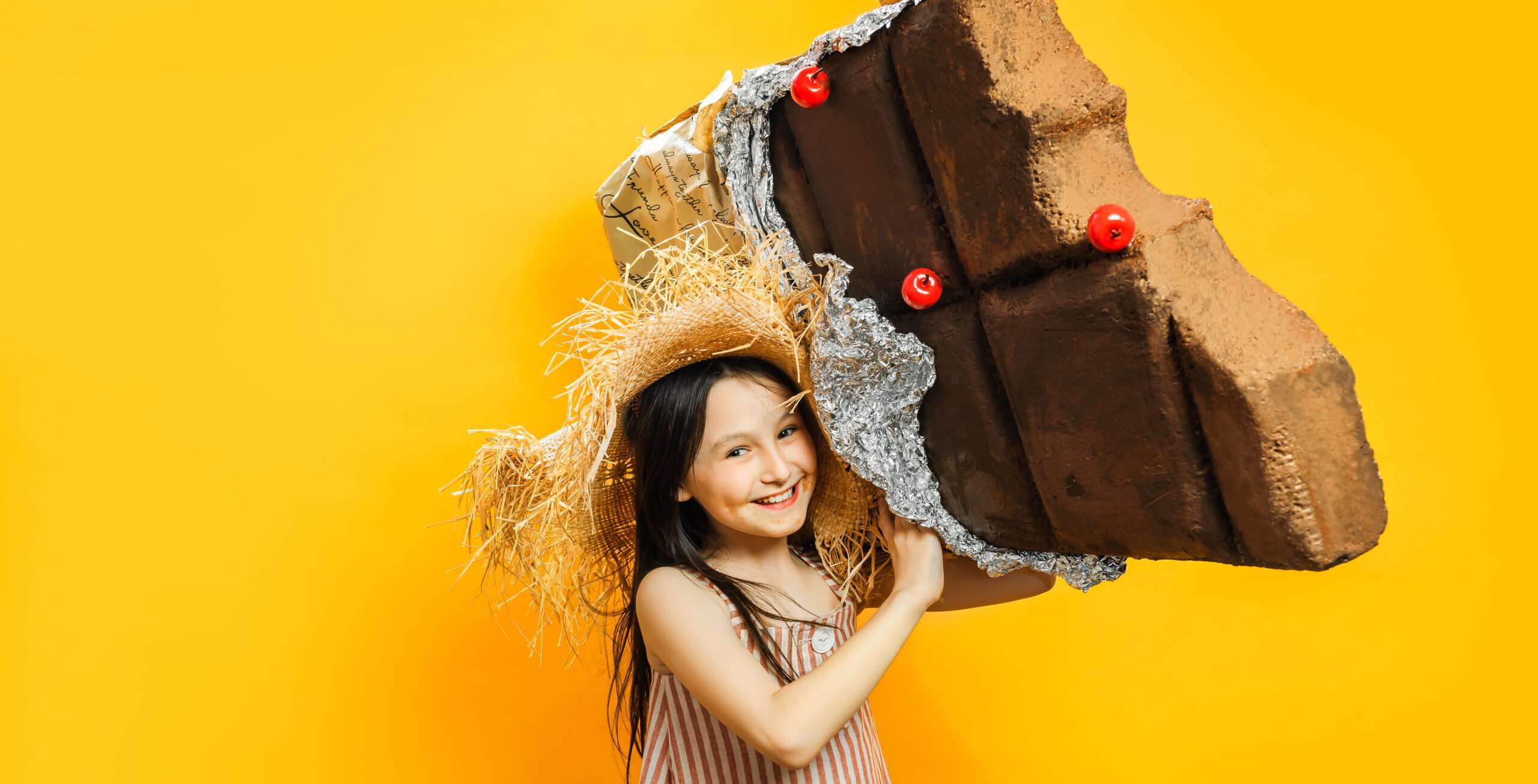 チョコレートバーを持っている小さな女の子。