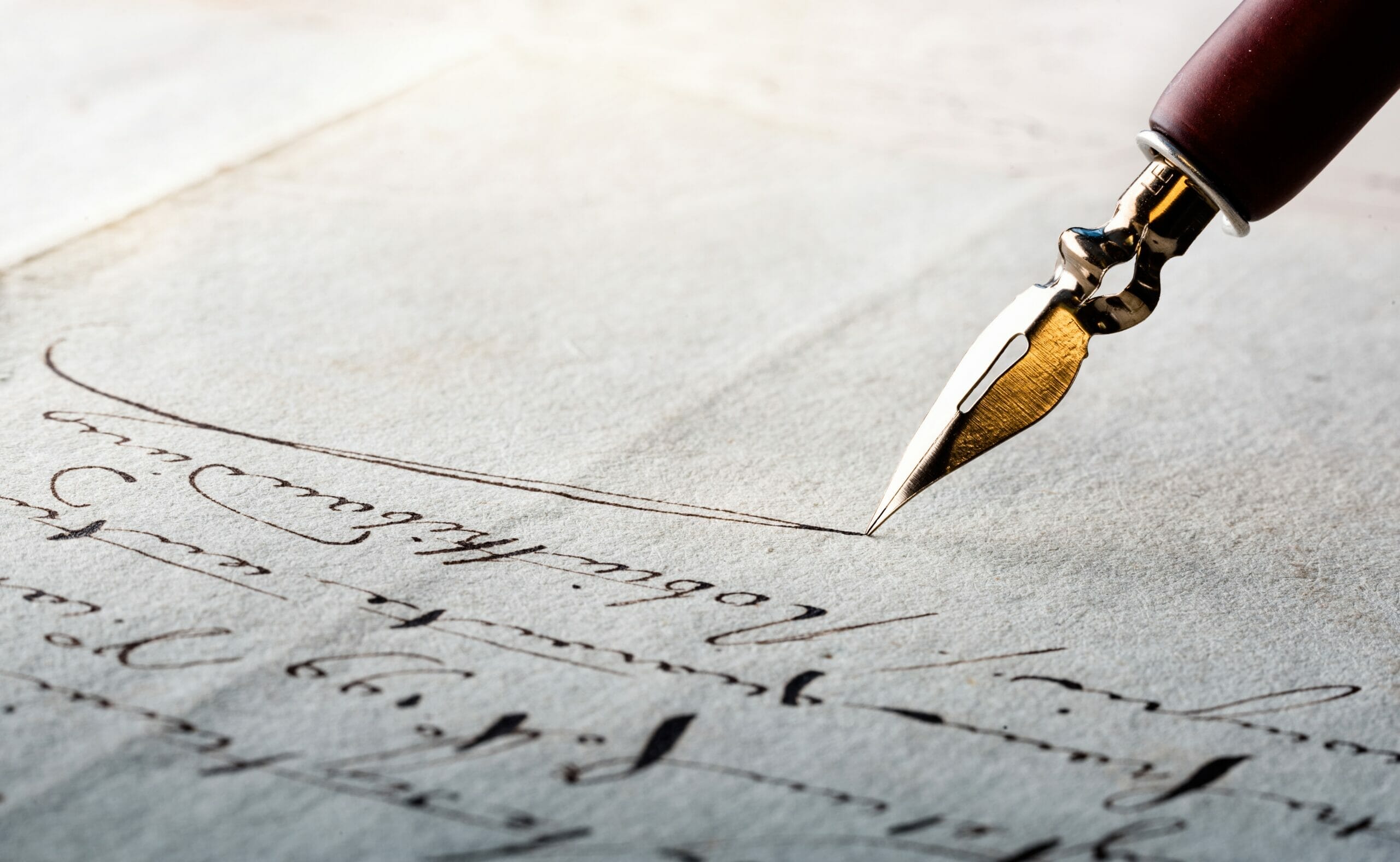 スペインペンが紙に書いています。