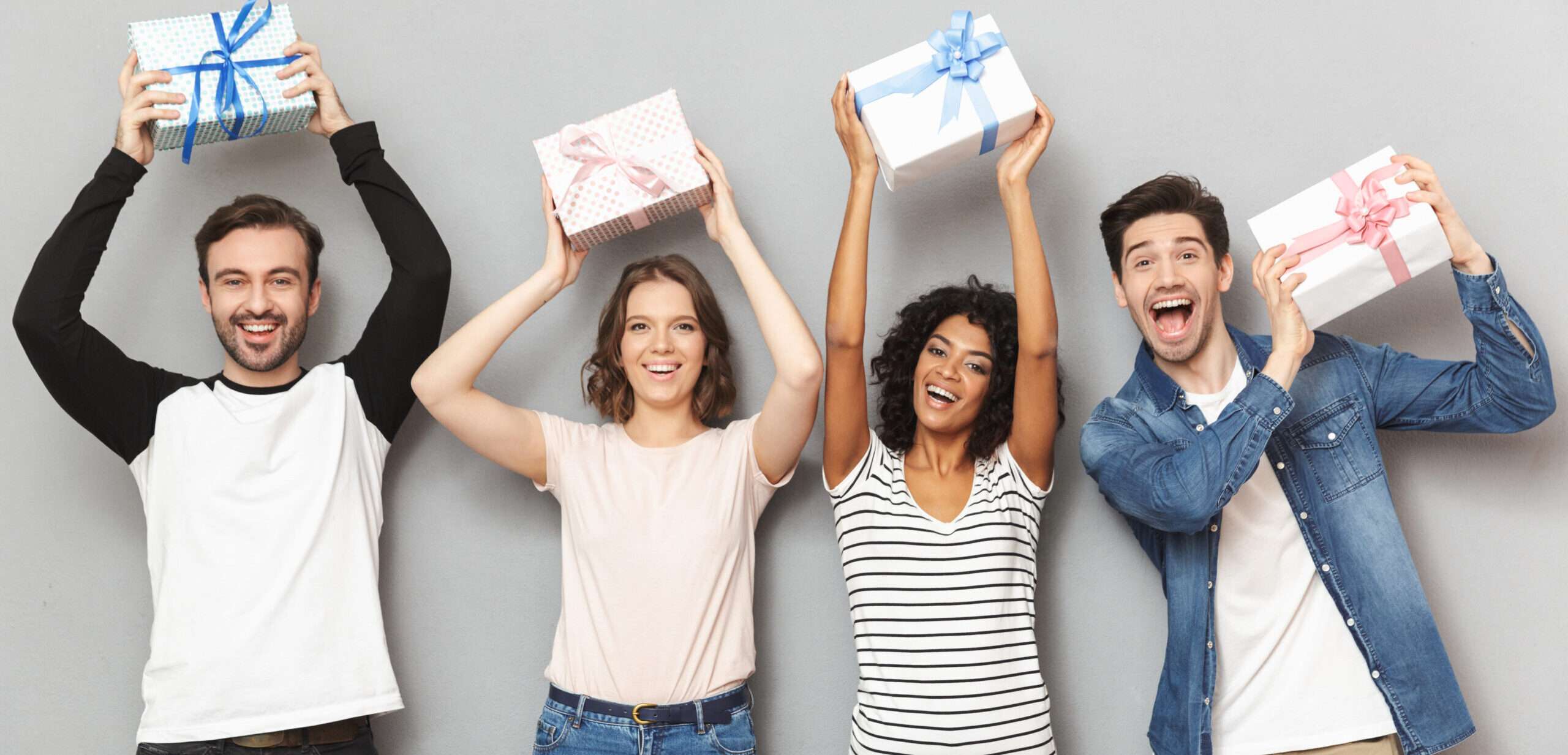 ギフトボックスを持った人々のグループ。 ギフトボックスを持った人々のグループ。