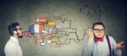 スペインで二人の男性が話し合っています。 スペインで二人の男性が話し合っています。