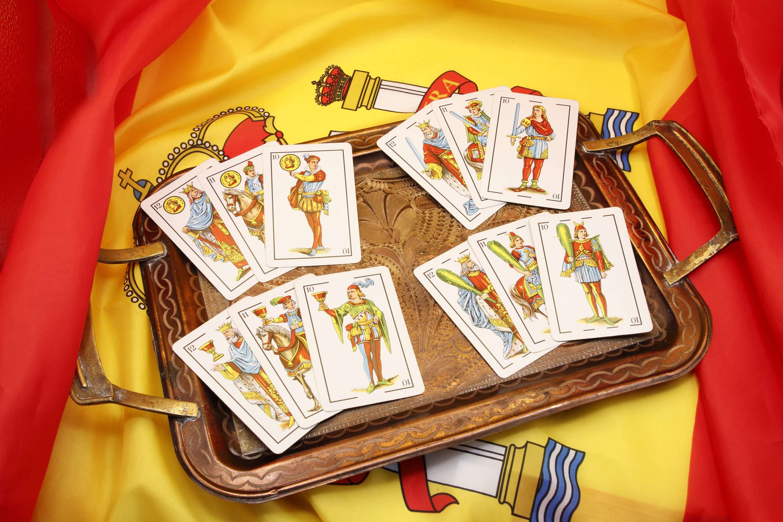 スペインの国旗が付いたトレイに置かれたスペインの伝統的なタロット カード。