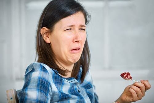 スペインから来た女性が果物を食べています。