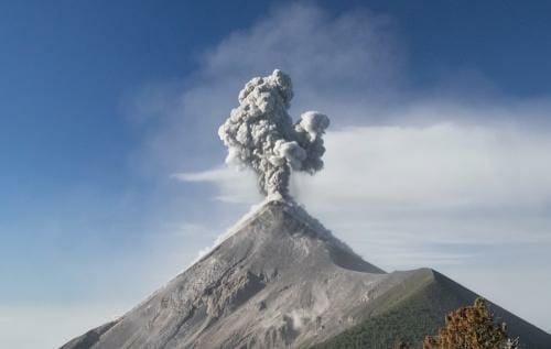 スペイン (スペイン) にある、煙が出ている火山の画像。