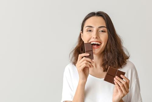 スペインから来た若い女性がチョコレートを持っています。