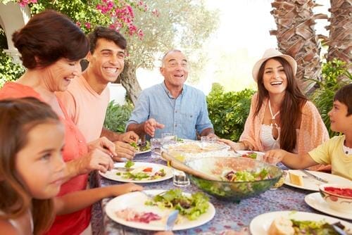 スペインで屋外で食事を楽しむ人々のグループ。