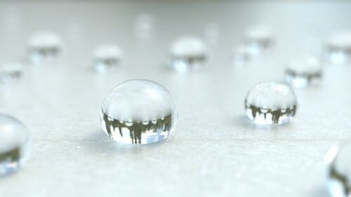 スペインの白い表面に水滴のグループ。