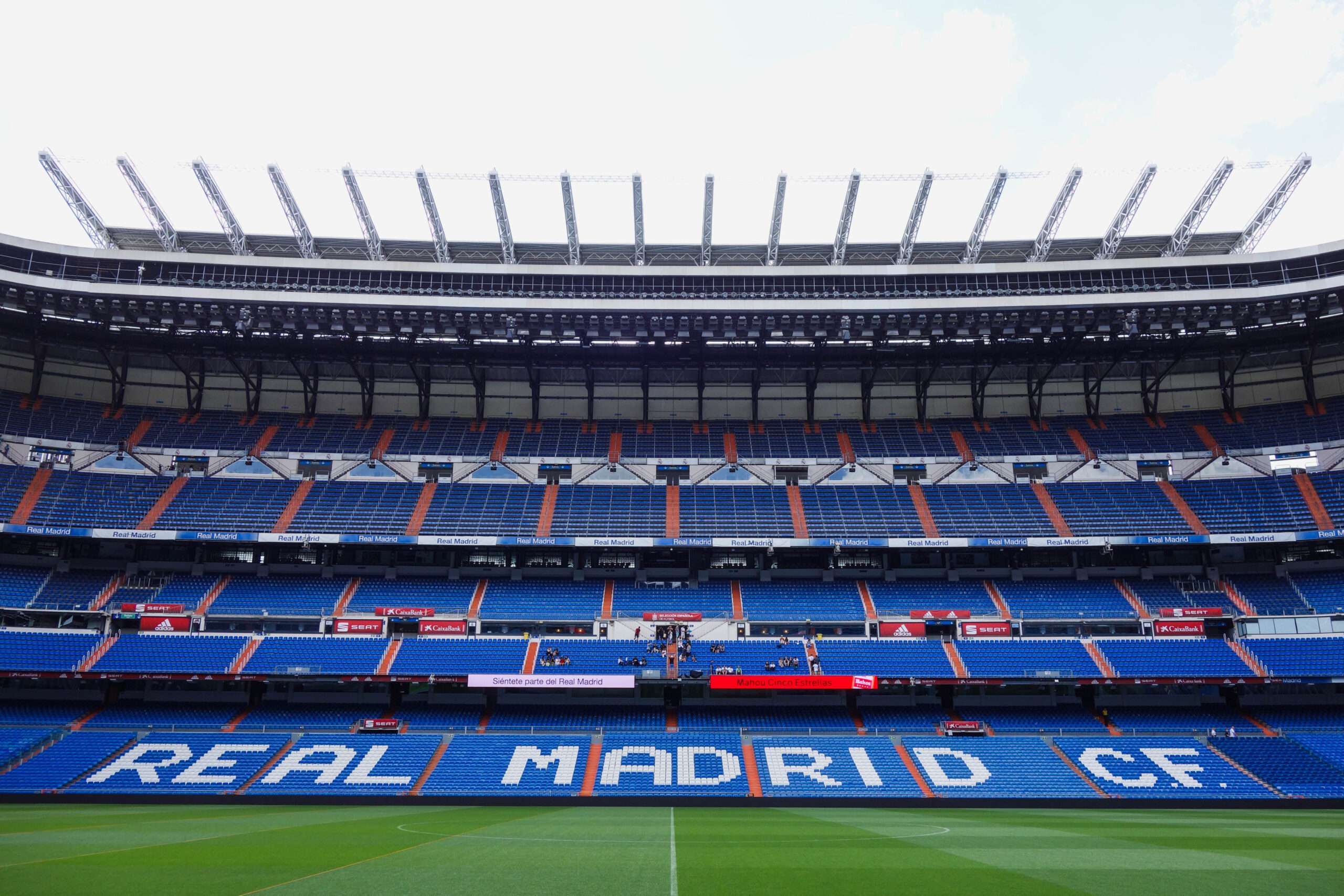 新しい神聖な神殿、サンティアゴ・ベルナベウの改修工事に向かうレアル・マドリードFC。