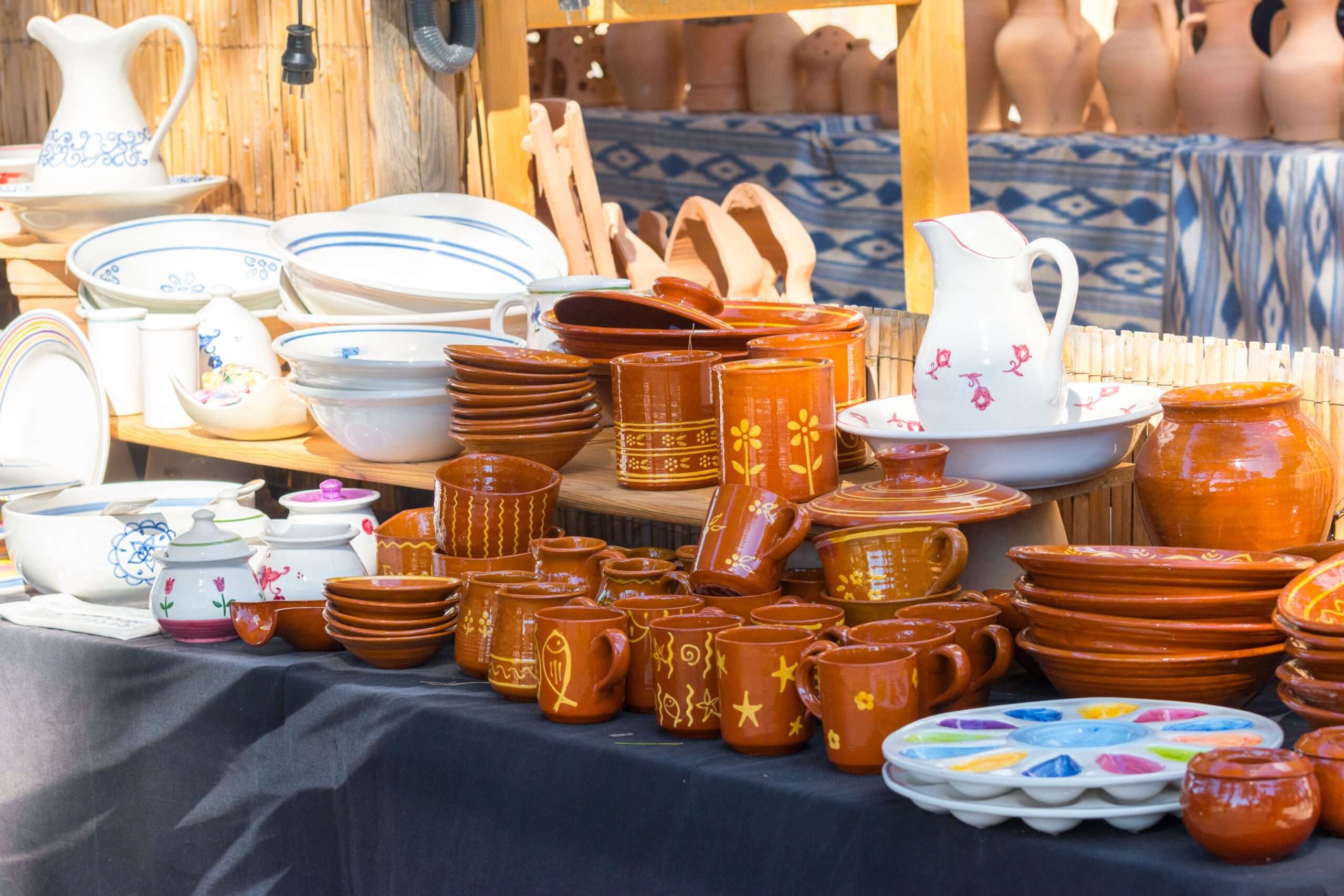 陶器で飾られたスペインのテーブル。