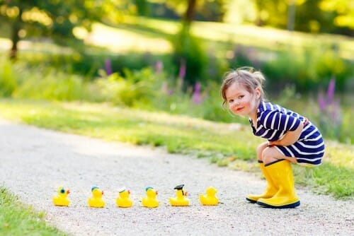 スペインの公園でゴム製のアヒルと遊ぶ少女。