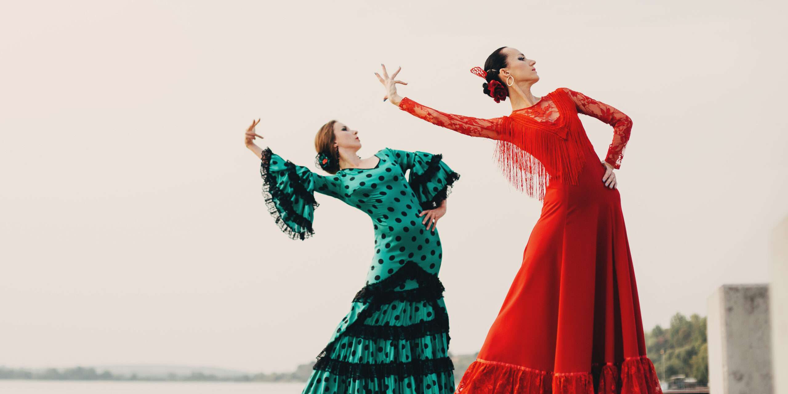 ビーチの前でパフォーマンスを披露する 2 人のフラメンコ ダンサー。