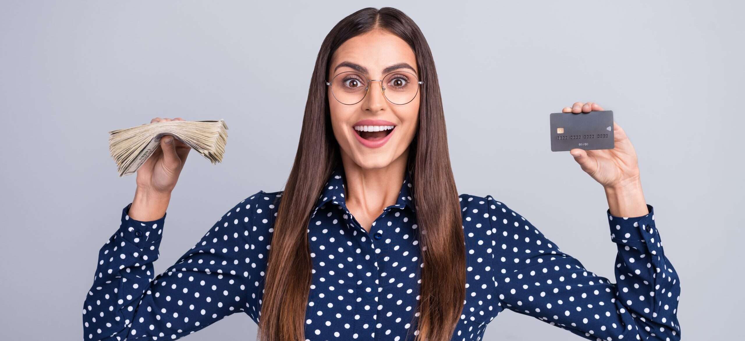 ボーナスとスペイン語に関連してお金とクレジット カードを持っている女性。