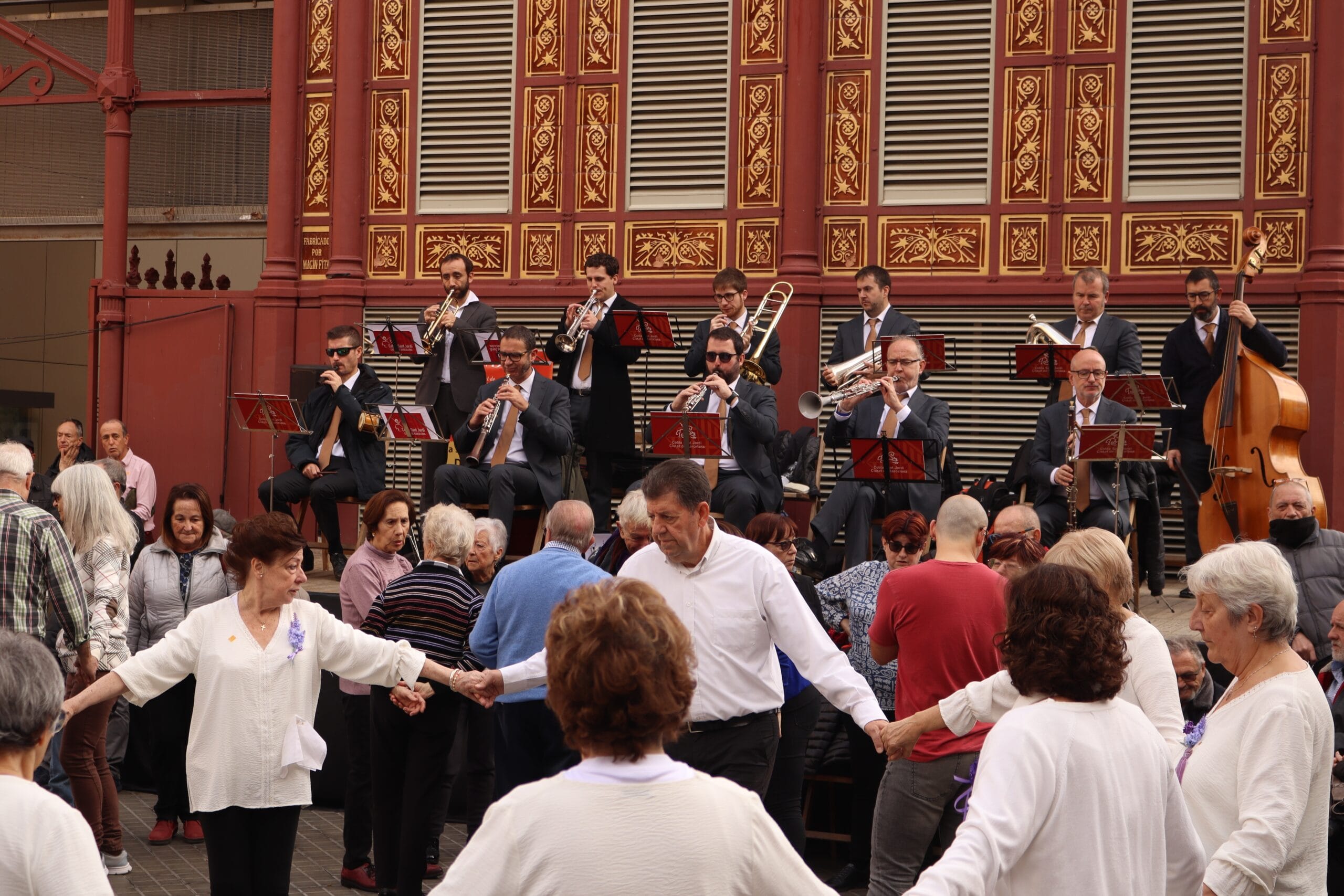 スペインの伝統舞踊を披露するグループが建物前で踊っています。