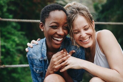 スペインの橋の上で抱き合う二人の女性。