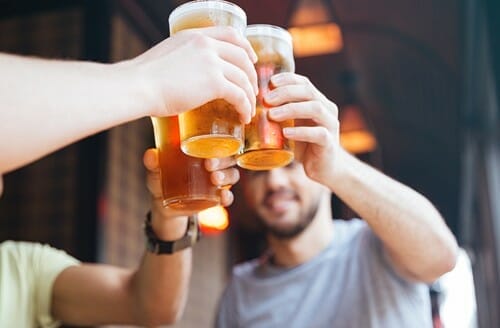 スペインでビールグラスで乾杯する友人のグループ。