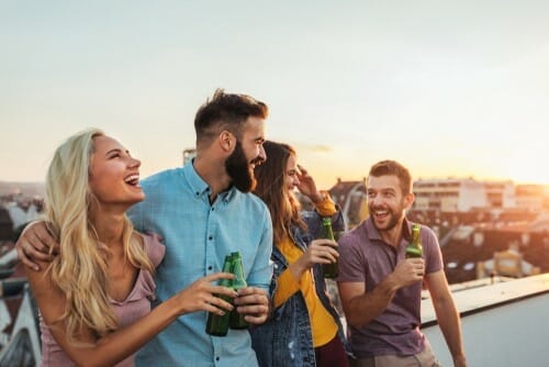 スペインの屋上でビールを飲む友人のグループ。 スペインの屋上でビールを飲む友人のグループ。