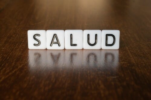 スペインの木製テーブルに「salud」という言葉が綴られている。