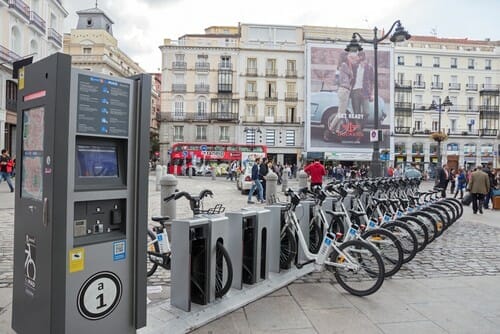 自動販売機の前にスペインの自転車が止まっている。