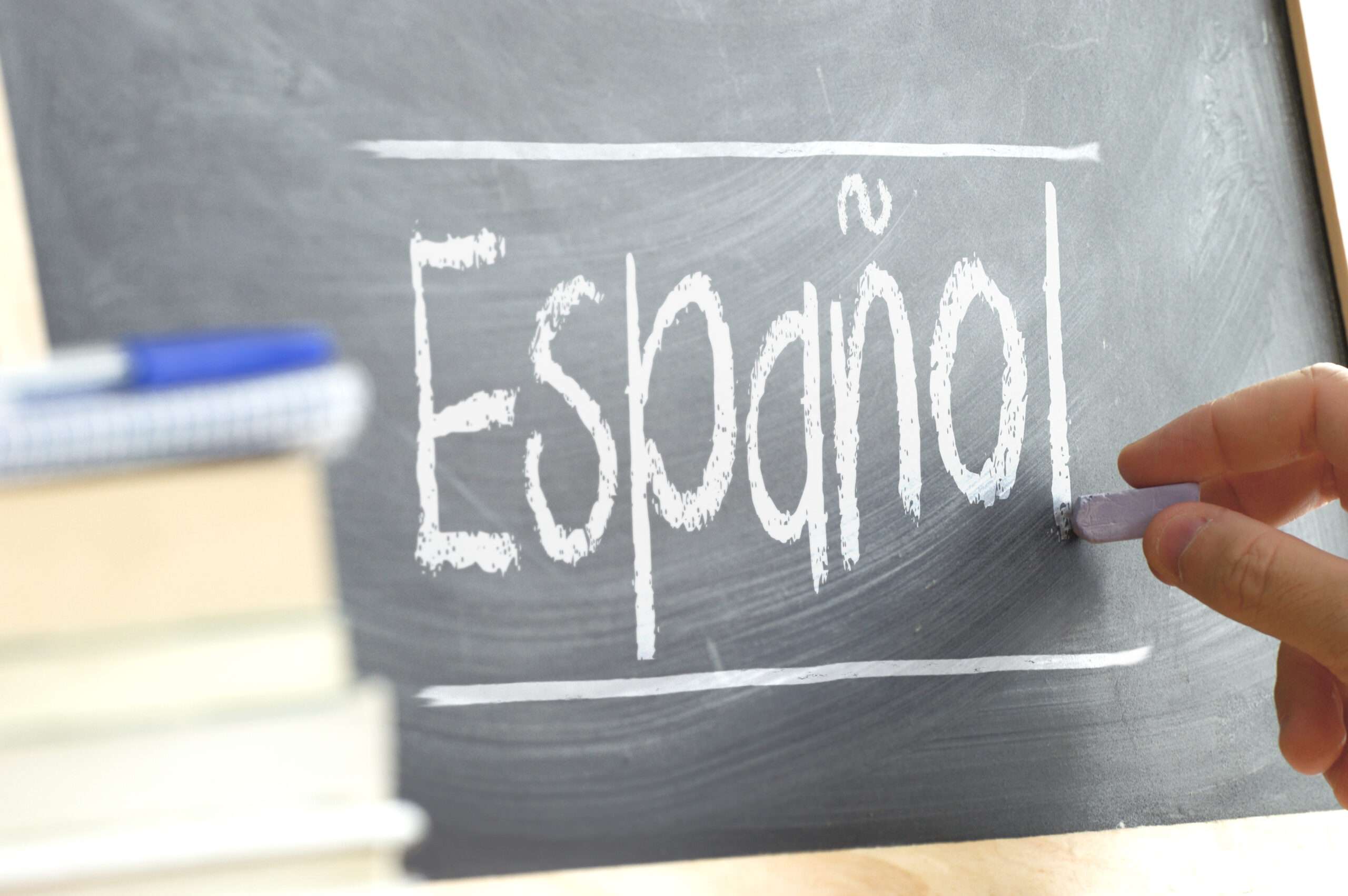 スペイン語初心者（スペイン語初心者）のために黒板に「espanol」と書く人。