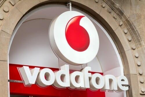 スペインの建物の側面に Vodafone の看板が見られます。