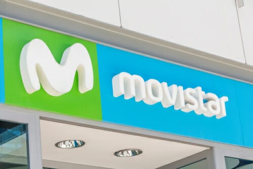 movistarと書かれた看板のあるスペインの建物。