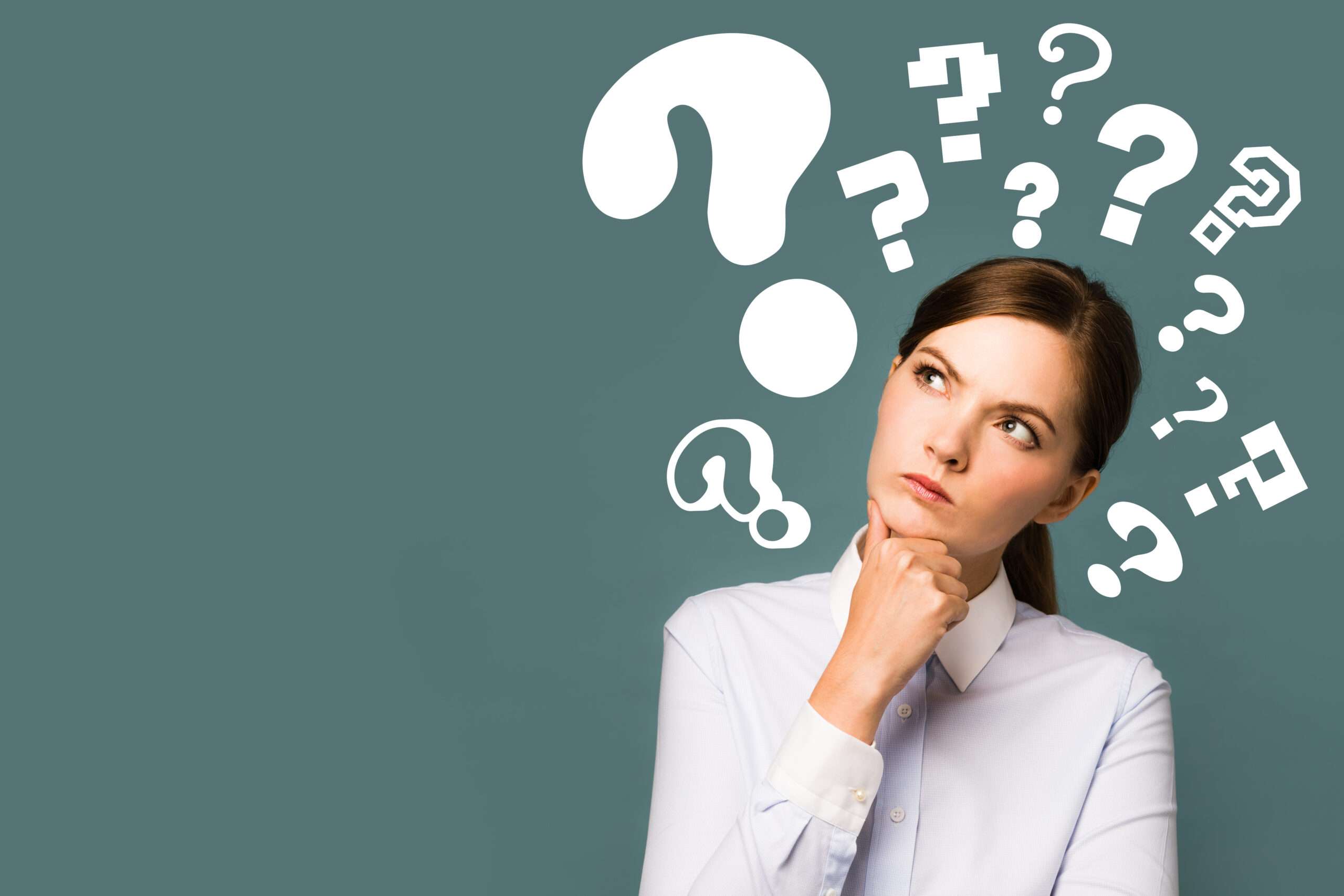 頭の上に疑問符を浮かべ、スペイン語の「por qué」と「porque」の違いについて考えている女性。