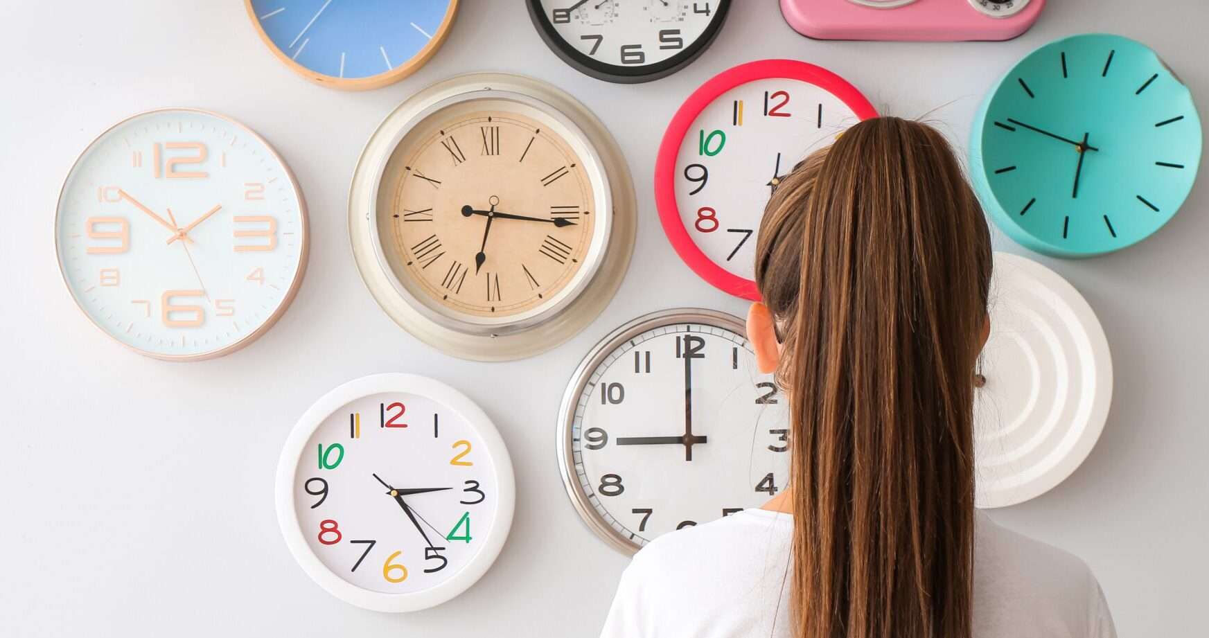 スペインの壁時計に魅了された女性。
