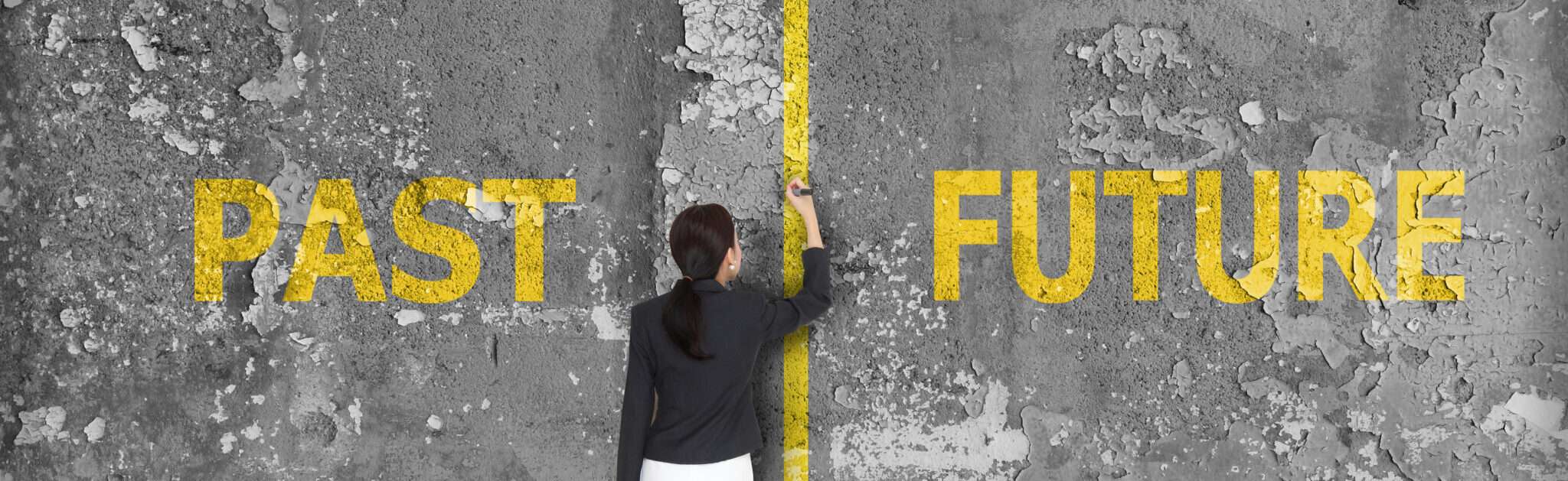 スペイン（スペイン）の壁に「過去」と「未来」という言葉を書いている女性。