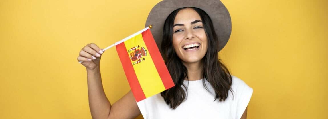 スペインの国旗を持ったスペインの女性。