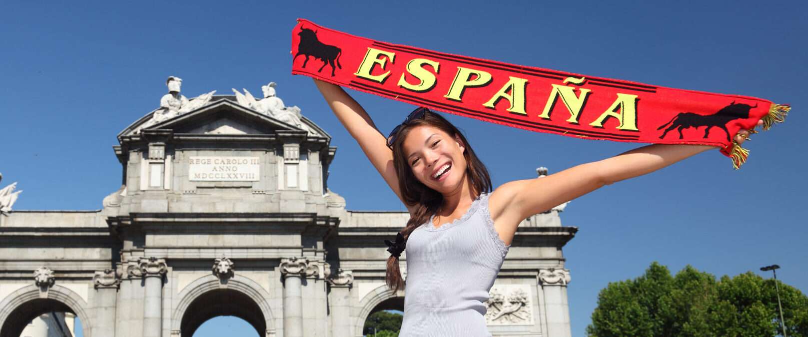 スペインのスカーフを誇らしげに飾る女性。