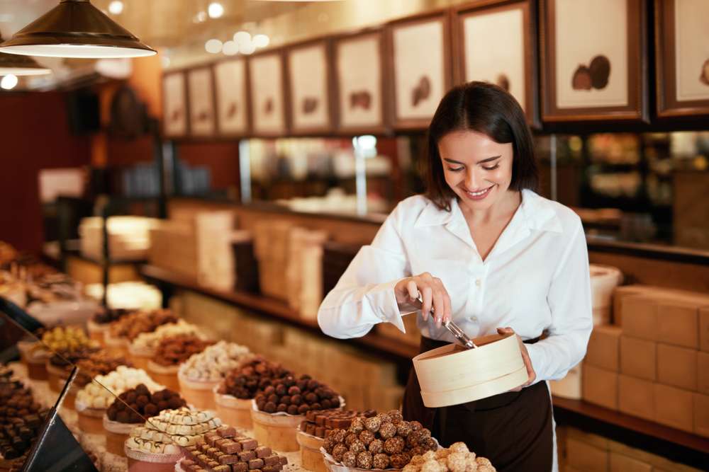 スペインの店でチョコレートを準備している女性。