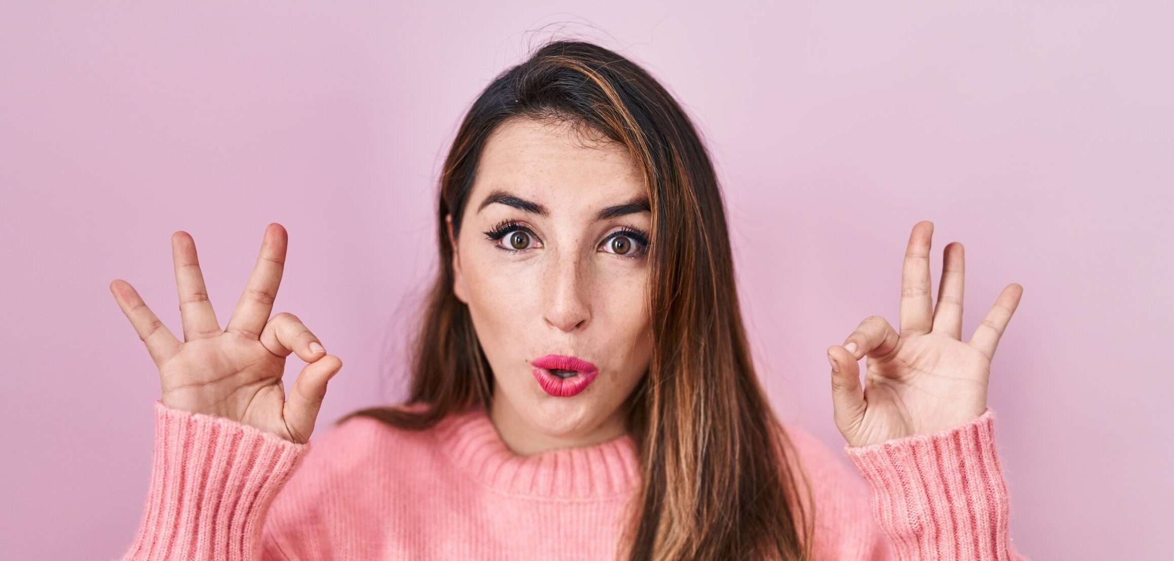 手でOKサインをするスペイン人女性。