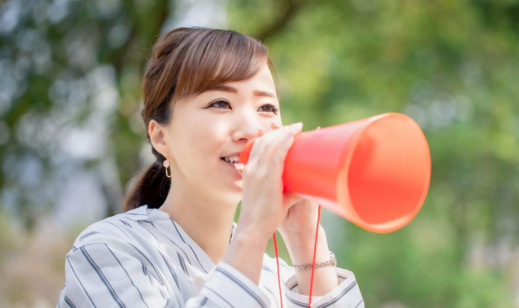 スペインでメガホンを持つアジア系の若い女性。