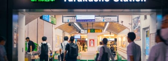 有楽町駅の改札口を通り抜け、JR東日本の看板の光を浴びている人々は、マンツーマンレッスンを受けるために近くのスペイン語教室へ向かっているのかもしれない。.