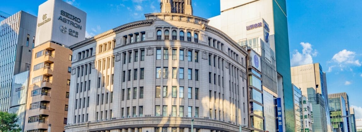 銀座の交通量の多い交差点に、青空の下、近代的な建築物に囲まれて佇む時計塔のある歴史的建造物。近くのスペイン語教室マンツーマンでは、都会の喧騒の中で個人に合わせた語学クラスを提供しています。. 銀座の交通量の多い交差点に、青空の下、近代的な建築物に囲まれて佇む時計塔のある歴史的建造物。近くのスペイン語教室マンツーマンでは、都会の喧騒の中で個人に合わせた語学クラスを提供しています。.